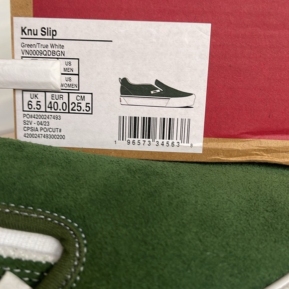 Vans WMNS Knu Slip
Green/True White
VN0009QDBGN
Sneakers - Picture 16 of 16